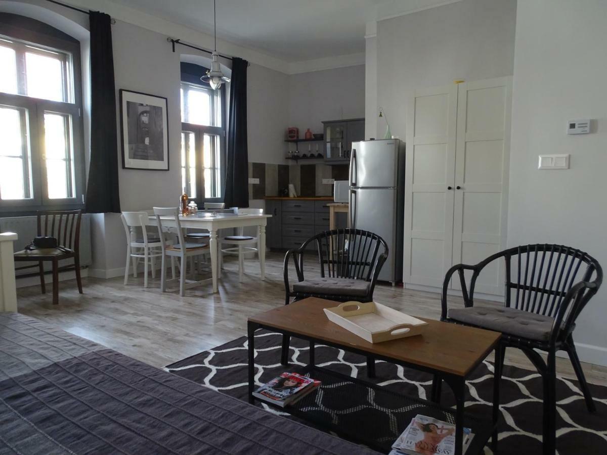 Ovaros Apartman เวสเปรม ภายนอก รูปภาพ